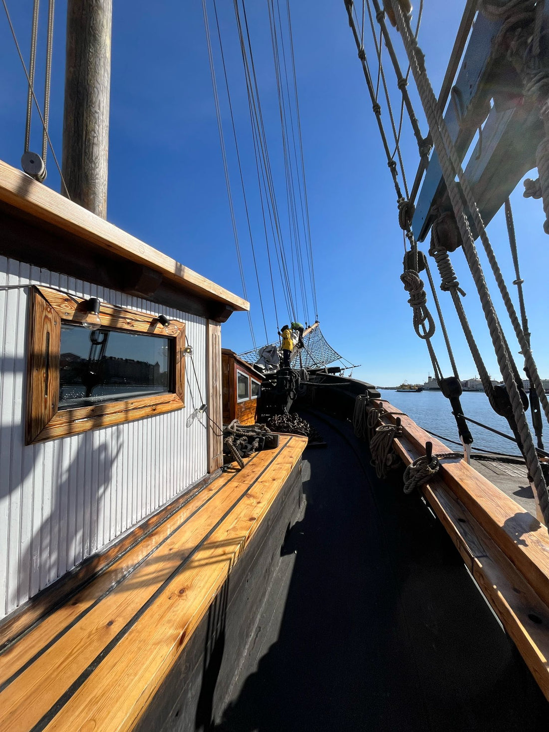 Lokikirja 002, Kuunarin kevät